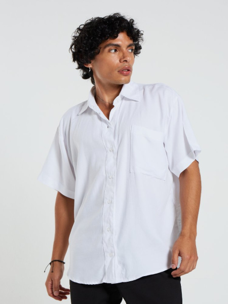 Camisa blanca, oversized con botones. Sin género.