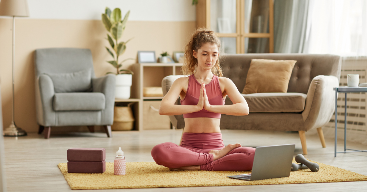 Guía para practicar yoga y meditación en casa - CHE camisas